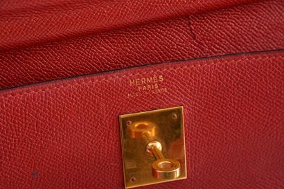 null HERMÈS - KELLY
Hermès Kelly en cuir rouge, 32, avec fermeture en métal doré.
Année...