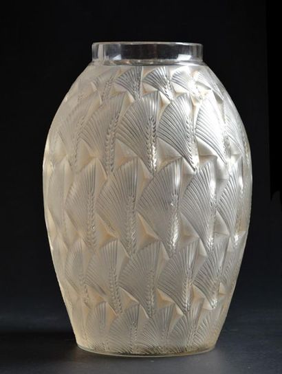 null RENE LALIQUE
Vase "Grignon", vers 1932, en verre moulé et satiné.
Signature...