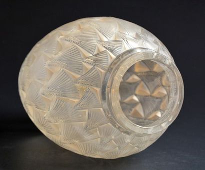 null RENE LALIQUE
Vase "Grignon", vers 1932, en verre moulé et satiné.
Signature...