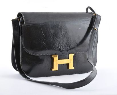 null HERMÈS - CONSTANCE
Sac Constance en cuir noir avec bijouterie en métal doré...