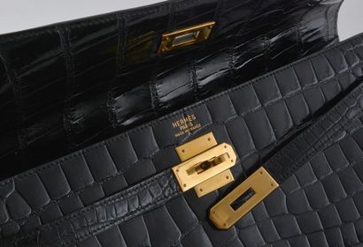 null HERMÈS - KELLY CROCODILE POROSUS
Hermès Kelly en crocodile porosus noir, 35,...