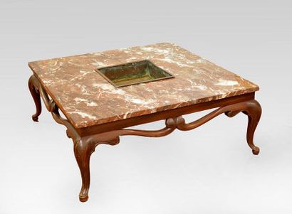 null QUEEN ANNE - XXe s. 
Table basse en bois massif avec un dessus en marbre rose...