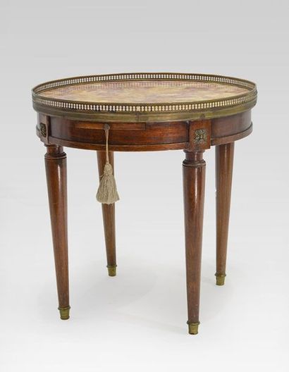null LOUIS XVI - France
Table bouillotte de style Louis XVI en bois massif et un...