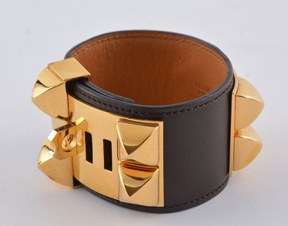 null HERMÈS - Bracelet Collier de Chien
Bracelet en veau Box, doté de clous Médor...
