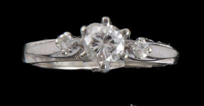 null OR 18K ET DIAMANTS
Bague en or blanc 18k ornée d’un diamant taillé en brillant,...