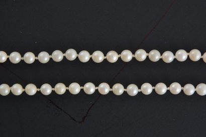 null OR 14K ET PERLES DE CULTURE
Deux colliers de perle avec une attache en 14k.