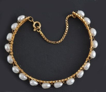 null OR 18K ET PERLES
Bracelet rigide en or 18K ornée de 18 perles d’eau douce.
Poids:...