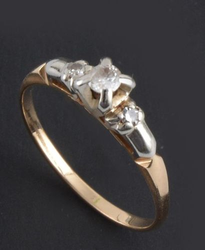 null OR 10K ET DIAMANTS
Bague en or blanc 18k serti d’un diamant mesurant approximativement...