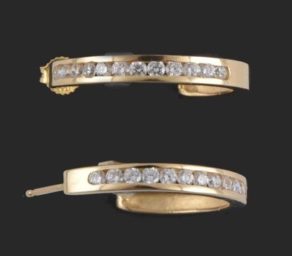 null OR 14K ET ZIRCON
Paire de boucle d’oreilles demi créoles en or 14k serti de...