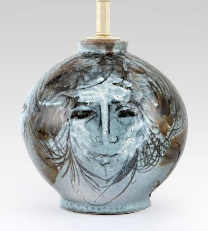 null BONET, Jordi (1932-1979)
Lampe en céramique à décor de visages
Monté en lampe

Provenance:
Collection...