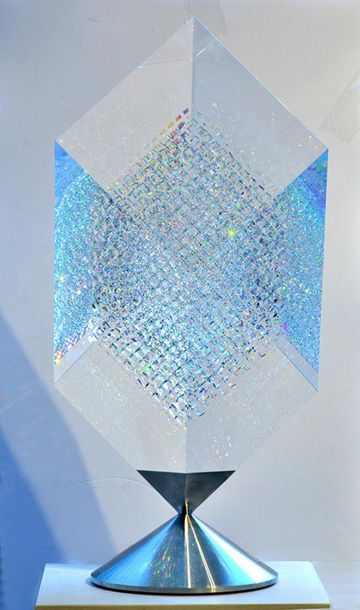 null KUHN, John (1949-)
«Sacred Flight»
Parralleogram Prism (sculpture)
A book signed...