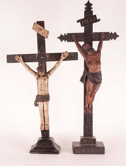 null QUÉBEC - XIXe 
Deux crucifix en bois sculpté peint d'influence jeanséniste....