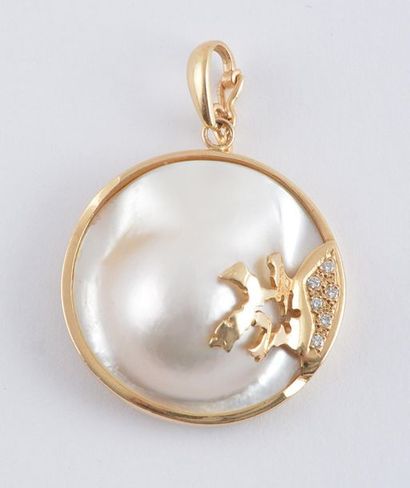 null OR 14K, DIAMANTS ET PERLE MABÉ
Pendentif en or 14K entourant une perle mabé...