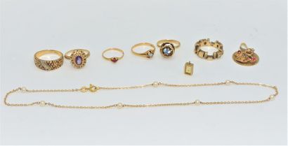 null OR 10K ET DIAMANT
Ensemble de bijoux en or 10K comprenant: 
- 5 bagues sertis...
