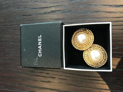 null CHANEL
Paire de clips d'oreilles Chanel en métal doré et perles.