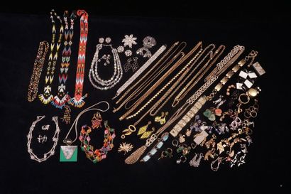 null ensemble de bijoux fantaisie, couleurs et formes variées