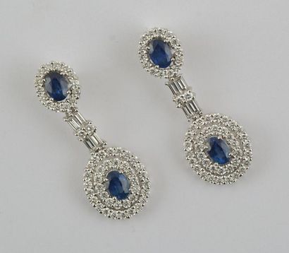 null OR 18K, SAPHIRS ET DIAMANTS
Paire de boucles d'oreilles en or blanc 18K composées...