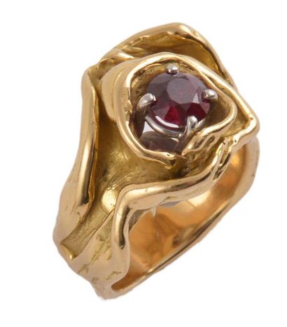 null DELRUE, Georges (1920-2010)
Bague en or jaune 18k (750 millièmes) ornée d’un...