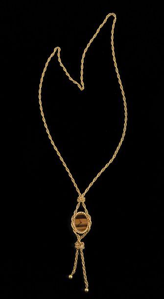 null PIAGET 
Montre pendentif montée sur sautoir en or
jaune 18k (750) et œil de...