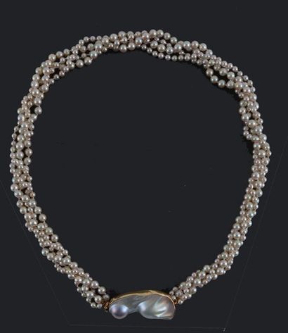 null PERLES ET OR 14K
Collier de perles à quatre rangées avec une attache en or 14k...