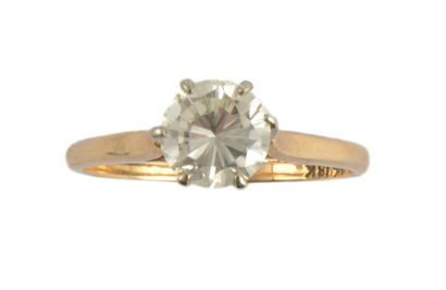 null 18K ET DIAMANT
Bague de type solitaire en or jaune 18k (750 millièmes) surmontée...