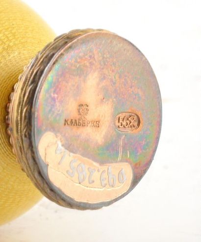 null FLACON À PARFUM - TRAVAIL RUSSE
Flacon à parfum en or (56), en forme d'œuf émaillé...