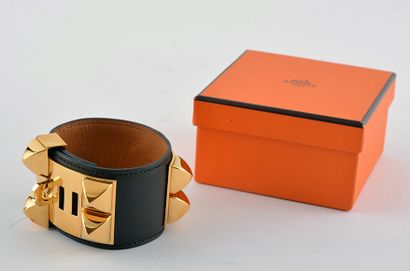 null HERMÈS - Bracelet Collier de Chien
Bracelet en veau Box, doté de clous Médor...