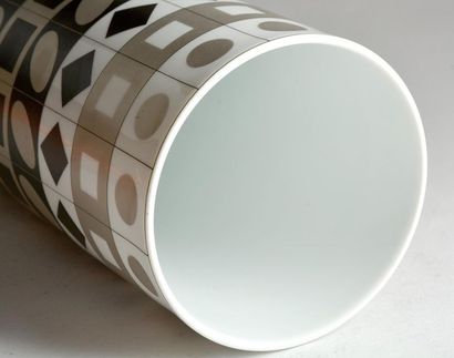 null VASARELY, Victor (1908-1997) STUDIO LINIE ROSENTHAL
Vase cylindrique en porcelaine...