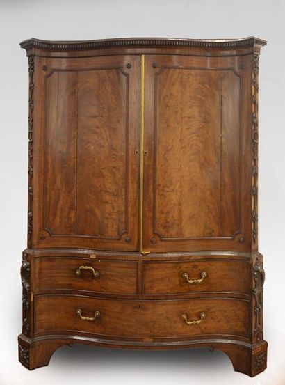 null CHIPPENDALE - ENGLAND, 18th c. 
Gentleman's clothes press
A serpentine fronted...