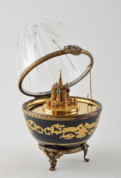 null D'Après FABERGÉ
Oeuf de Fabergé impérial en porcelaine de Limoges peinte à la...