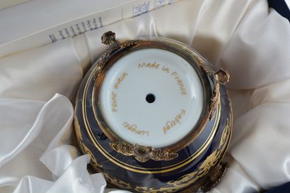 null D'Après FABERGÉ
Oeuf de Fabergé impérial en porcelaine de Limoges peinte à la...