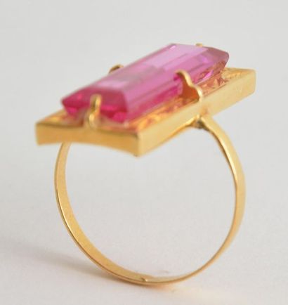 null 22K GOLD RING ROSE STONE
22K yellow gold ring set with a baguette-cut pink stone...