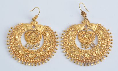 null 22K GOLD EARRINGS
Pair of pushed 22K yellow gold earrings decorated with flowers...