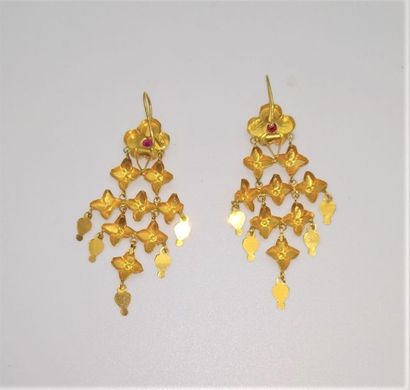 null 22K GOLD EARRINGS and RUBIS DE VERNEUIL
Pair of 22K yellow gold earrings set...