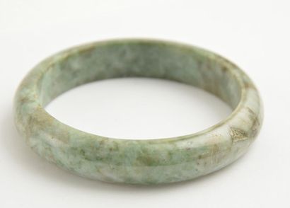 null GREEN-GRAY JADE BRACELET
Bangle type bracelet in green-gray jade
Opening dimension:...