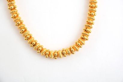 null COLLIER INDIEN OR 18K 
Collier en or jaune 18K composé de différentes perles...