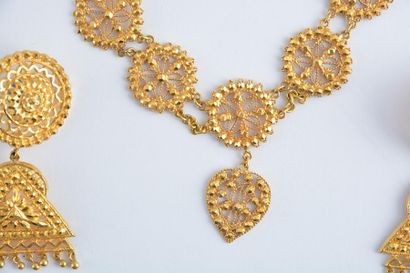 null 22K GOLD PARRURE
22K yellow gold set comprising a necklace and two pairs of...