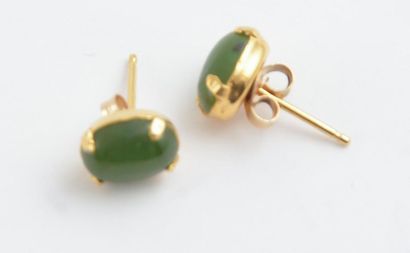 null JADE EARRINGS
Pair of earrings with oval jade cabochons
Weight: 1 gram