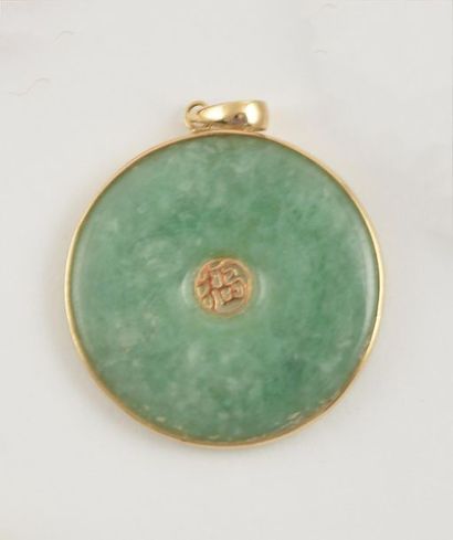 null JADE 14K GOLD PENDANT
Bi-shaped jade pendant set in 14K gold, the center of...
