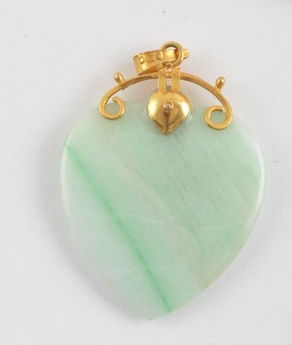 null PENDENTIF CŒUR JADE OR 14K
Pendentif de jade en forme de cœur avec attache en...