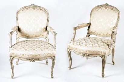 null Paire d'élégants fauteuils de style Louis XV en bois laqué ivoire et patiné....