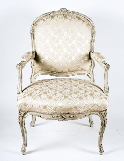 null Paire d'élégants fauteuils de style Louis XV en bois laqué ivoire et patiné....