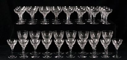 null Important ensemble de verres en cristal taillé comprenant 24 coupes à champagnes,...
