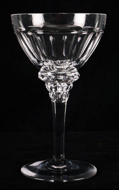 null Important set of cut crystal glasses including 24 champagne glasses, 8 wine...