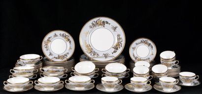 null MINTON - HENRY BIRKS
Service en porcelaine dorée de modèle Amberley complet...