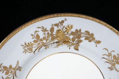 null MINTON - HENRY BIRKS
Gilt porcelain dinner set in the Amberley pattern complete...