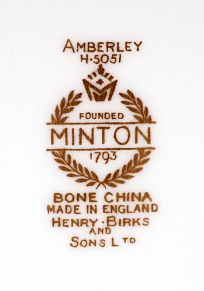 null MINTON - HENRY BIRKS
Service en porcelaine dorée de modèle Amberley complet...