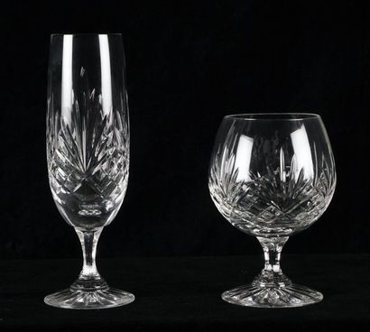 null Ensemble de verres en cristal taillé comprenant 12 flûtes à champagne et 9 verres...