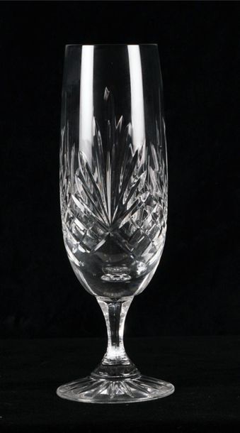 null Ensemble de verres en cristal taillé comprenant 12 flûtes à champagne et 9 verres...