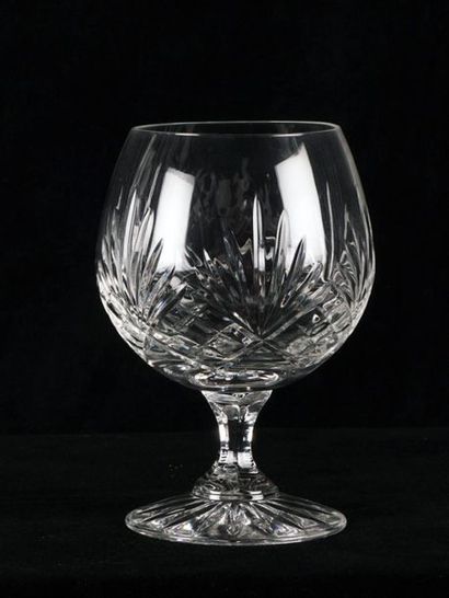 null Ensemble de verres en cristal taillé comprenant 12 flûtes à champagne et 9 verres...